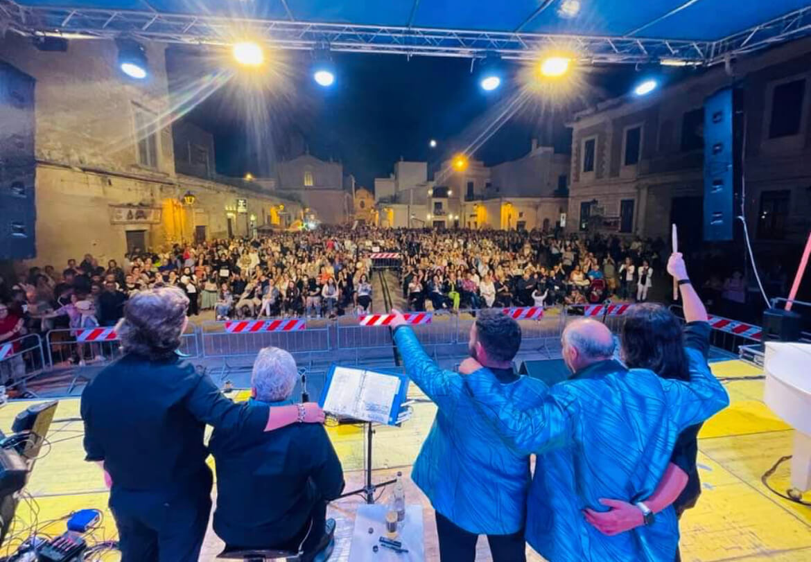 PIAZZA DI SAN VITO GREMITA PER IL CONCERTO DELLE NUOVE SCHEGGE